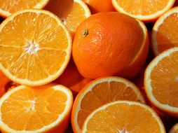 Es importante incluir cítricos en la dieta esta temporada de frío, ya que son deliciosos y nos ayudan a proteger nuestra salud. ESPECIAL / Foto de Sheraz Shaikh en Unsplash