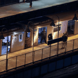 Policía de NY cree que hubo 3 hombres armados en tiroteo de la estación del metro