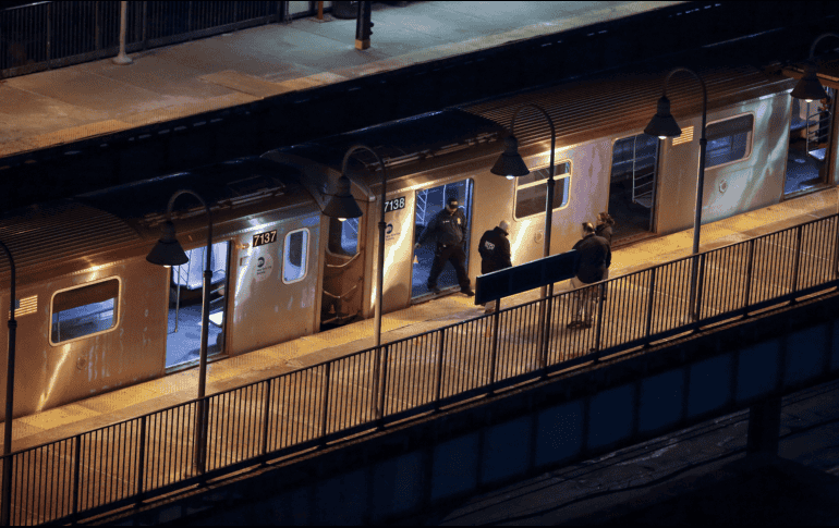 Agentes de la policía de Nueva York revisan la estación de metro Mount Eden. AP
