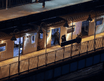 Agentes de la policía de Nueva York revisan la estación de metro Mount Eden. AP