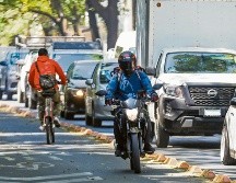 Este medio de comunicación observó que motociclistas circulan por el carril Bus Bici de avenida Hidalgo, pese a que está prohibido. Esta práctica pone en riesgo a los ciclistas que circulan por la vía. EL INFORMADOR/A. Navarro