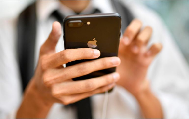 Recuperar un mensaje eliminado en tu dispositivo iPhone ahora es posible. EFE/ARCHIVO
