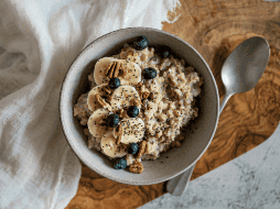 Si deseas aprovechar todos los beneficios de este cereal, se recomienda que lo consumas en el desayuno. ESPECIAL/Canva
