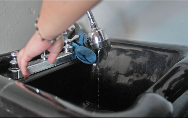 Se estima que un sólo litro de aceite es capaz de contaminar hasta 40 mil litros de agua. EL INFORMADOR/ ARCHIVO.