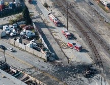 Los bomberos trabajan en la zona en el lugar de los hechos tras la explosión. AP