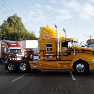 Transportistas protestan otra vez por robos; atoran vía a Chapala