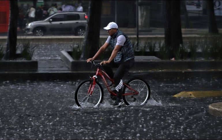¿Te has preguntado si es posible tomar agua de lluvia? La recomendación es no hacerlo bajo ningún motivo. SUN / ARCHIVO