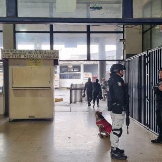 Toman central camionera vieja un grupo de personas