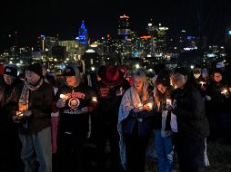 Un grupo de personas realiza una vigilia el jueves 15 de febrero por las víctimas del tiroteo ocurrido en el desfile de la víspera para celebrar el triunfo de los Chiefs. AP/C. Riedel