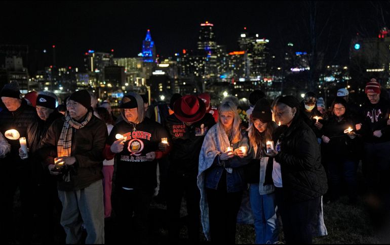 Un grupo de personas realiza una vigilia el jueves 15 de febrero por las víctimas del tiroteo ocurrido en el desfile de la víspera para celebrar el triunfo de los Chiefs. AP/C. Riedel