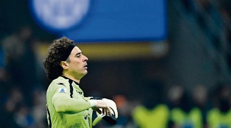Guillermo Ochoa cometió un error garrafal para el tercer gol del Inter. AFP/G. Bouys