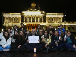 A través de sus redes sociales, el rector de la UdeG, Ricardo Villanueva, pidió a los diputados locales que aprobaran el presupuesto constitucional de la UdeG. Incluso mostró los reconocimientos que les entregaría la casa de estudios. TWITTER/rvillanueval