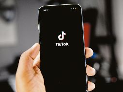 Adobe, Amazon, Google, IBM, Meta, Microsoft, OpenAI y TikTok buscan poner más “candados” a los contenidos engañosos generados por inteligencia artificial y que se distribuyen por redes sociales. AFP