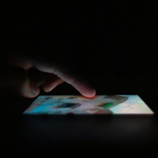 La actividad muy común que haces antes de dormir y que puede alterarte el sueño