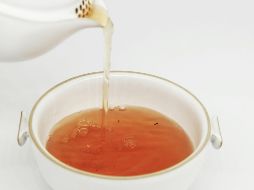 Para aprovechar al máximo sus beneficios, se recomienda consumir hasta dos tazas al día, una de ellas en ayunas para ayudar en la depuración del organismo y la otra por la noche. ESPECIAL / Foto de CHI CHEN en Unsplash