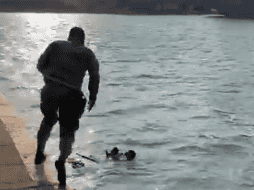 También fue rescatado el padre de la menor, quien trató de salvar a su hija sin saber nadar. ESPECIAL.
