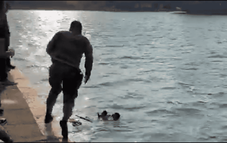 También fue rescatado el padre de la menor, quien trató de salvar a su hija sin saber nadar. ESPECIAL.