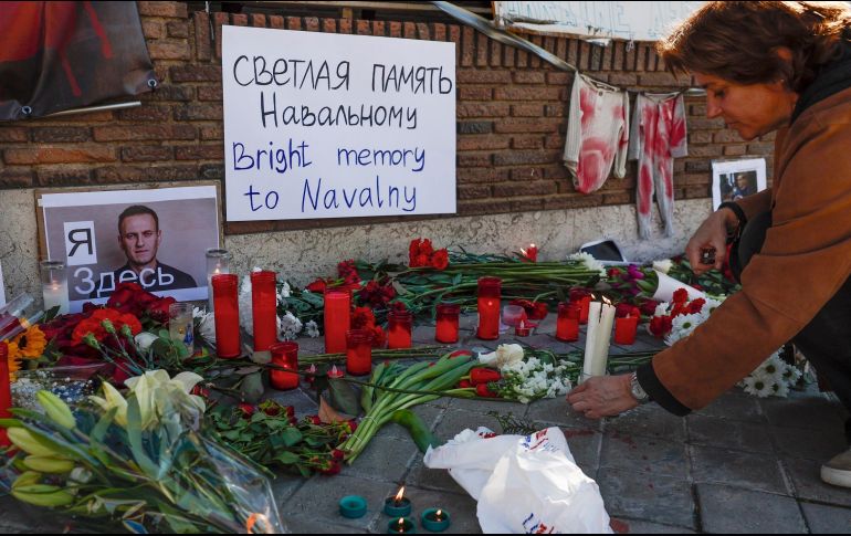 En distintas ciudades de Rusia y sus embajadas en el mundo se colocaron ofrendas en honor a Alexéi Navalni. EFE/S. Pérez