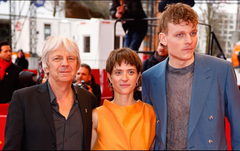 El director Andreas Dresen, junto a la actriz Liv Lisa Fries y el actor Johannes Hegemann. EFE/H. Hanschke
