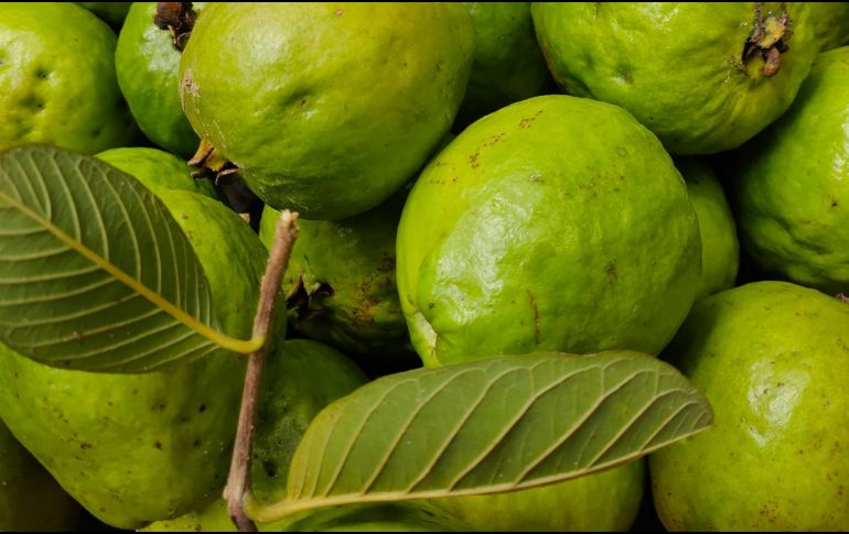 La guayaba es una fruta exquisita y llena de beneficios para la salud. ESPECIAL/ Foto de SAMIUL ITM en Unsplash