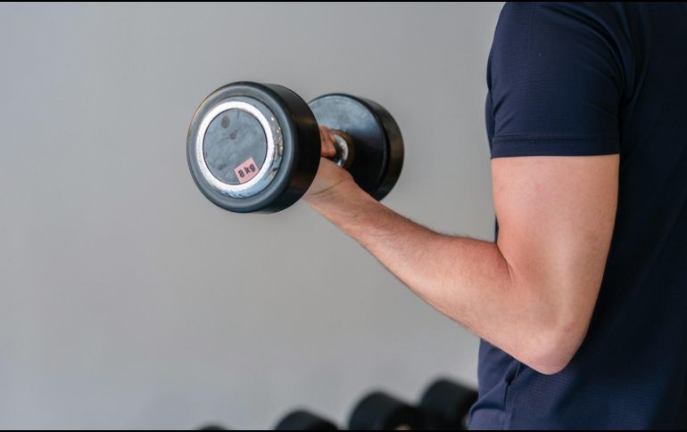 En los gimnasios, es común observar a personas que buscan aumentar su masa muscular, ya sea por razones estéticas o de salud. Unsplash.