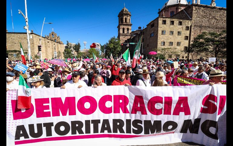 Teñida de rosa y blanco, así lució la Plaza Juárez de Guadalajara,  durante la Marcha por la Democracia,  que reunió a más de 50 mil personas, según los organizadores. EL INFORMADOR / H. Figueroa