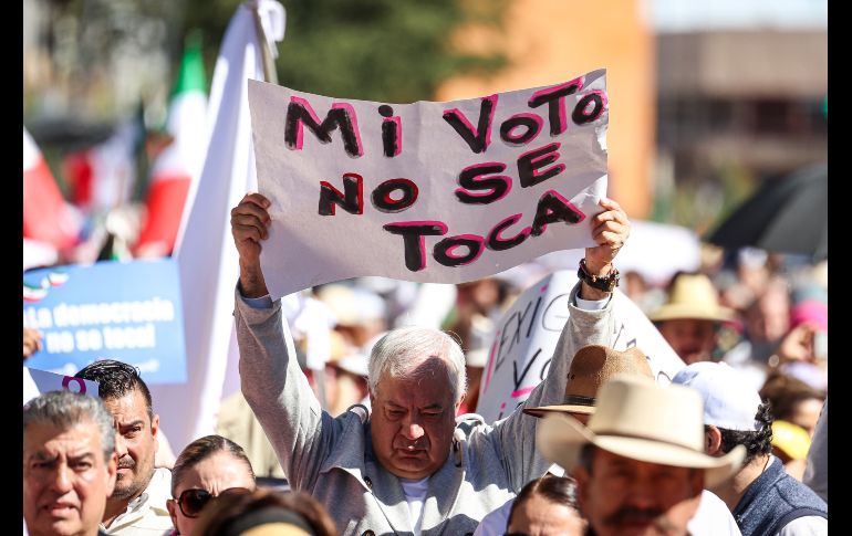 Teñida de rosa y blanco, así lució la Plaza Juárez de Guadalajara,  durante la Marcha por la Democracia,  que reunió a más de 50 mil personas, según los organizadores. EL INFORMADOR / H. Figueroa