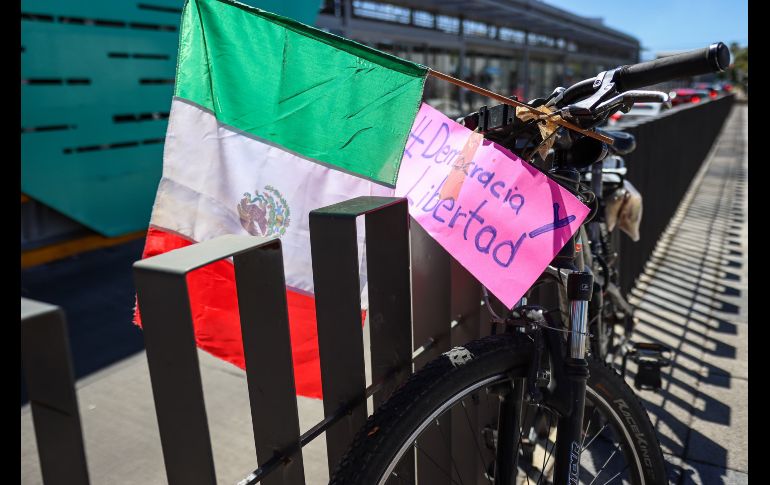 Teñida de rosa y blanco, así lució la Plaza Juárez de Guadalajara,  durante la Marcha por la Democracia,  que reunió a más de 50 mil personas, según los organizadores. EL INFORMADOR / H. Figueroa