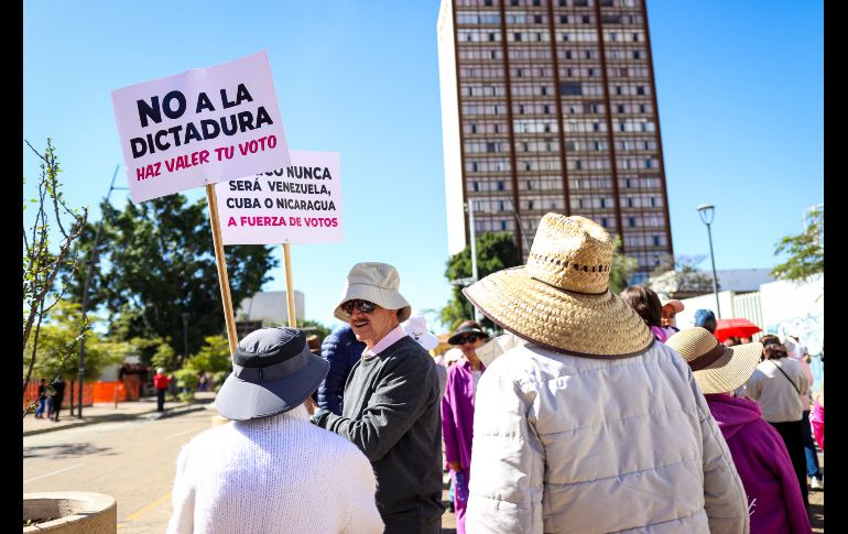 Teñida de rosa y blanco, así lució la Plaza Juárez de Guadalajara,  durante la Marcha por la Democracia,  que reunió a más de 50 mil personas, según los organizadores. EL INFORMADOR / H. Figueroa