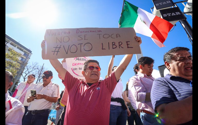 Teñida de rosa y blanco, así lució la Plaza Juárez de Guadalajara,  durante la Marcha por la Democracia,  que reunió a más de 50 mil personas, según los organizadores. EL INFORMADOR / H. Figueroa