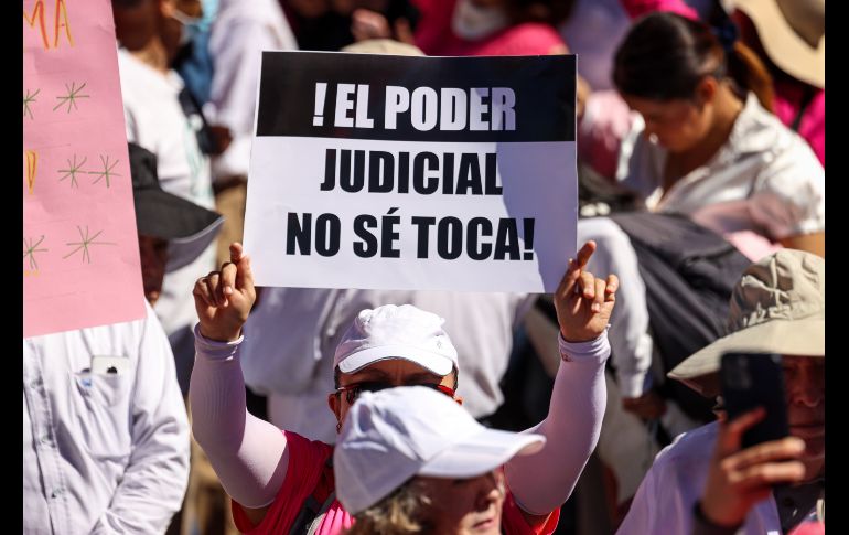 Teñida de rosa y blanco, así lució la Plaza Juárez de Guadalajara,  durante la Marcha por la Democracia,  que reunió a más de 50 mil personas, según los organizadores. EL INFORMADOR / H. Figueroa