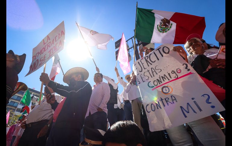 Teñida de rosa y blanco, así lució la Plaza Juárez de Guadalajara,  durante la Marcha por la Democracia,  que reunió a más de 50 mil personas, según los organizadores. EL INFORMADOR / H. Figueroa