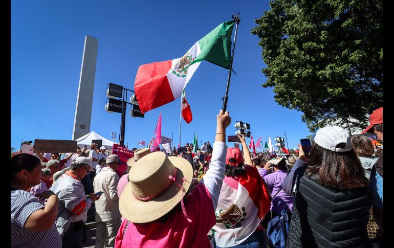 Teñida de rosa y blanco, así lució la Plaza Juárez de Guadalajara,  durante la Marcha por la Democracia,  que reunió a más de 50 mil personas, según los organizadores. EL INFORMADOR / H. Figueroa