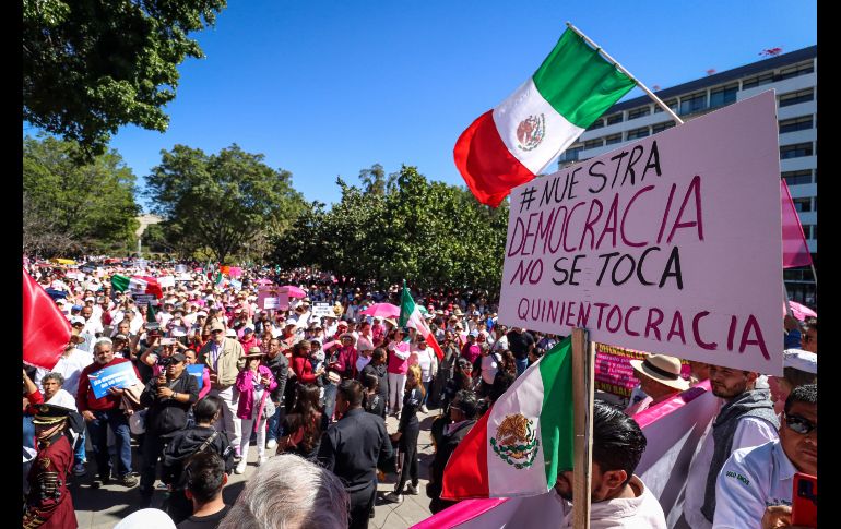 Teñida de rosa y blanco, así lució la Plaza Juárez de Guadalajara,  durante la Marcha por la Democracia,  que reunió a más de 50 mil personas, según los organizadores. EL INFORMADOR / H. Figueroa
