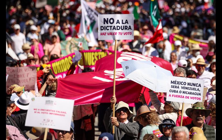 Teñida de rosa y blanco, así lució la Plaza Juárez de Guadalajara,  durante la Marcha por la Democracia,  que reunió a más de 50 mil personas, según los organizadores. EL INFORMADOR / H. Figueroa