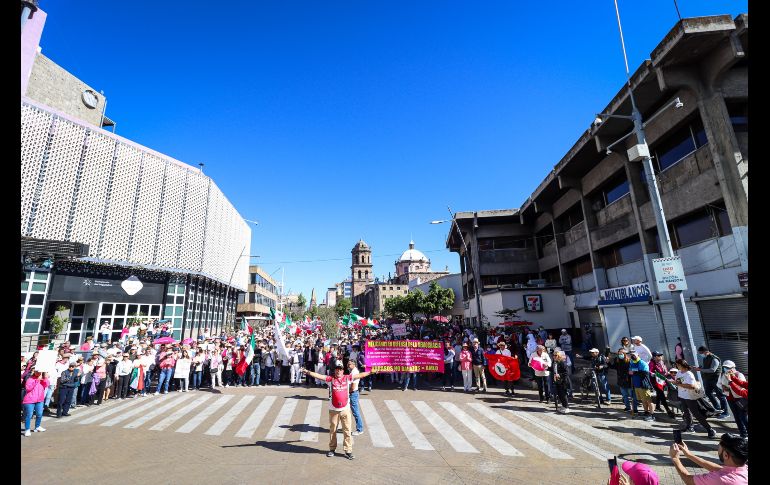 Teñida de rosa y blanco, así lució la Plaza Juárez de Guadalajara,  durante la Marcha por la Democracia,  que reunió a más de 50 mil personas, según los organizadores. EL INFORMADOR / H. Figueroa