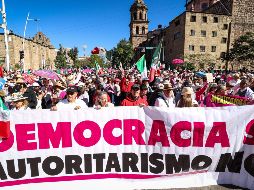 Teñida de rosa y blanco, así lució la Plaza Juárez de Guadalajara,  durante la Marcha por la Democracia,  que reunió a más de 50 mil personas, según los organizadores. EL INFORMADOR / H. Figueroa
