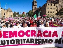Teñida de rosa y blanco, así lució la Plaza Juárez de Guadalajara,  durante la Marcha por la Democracia,  que reunió a más de 50 mil personas, según los organizadores. EL INFORMADOR / H. Figueroa
