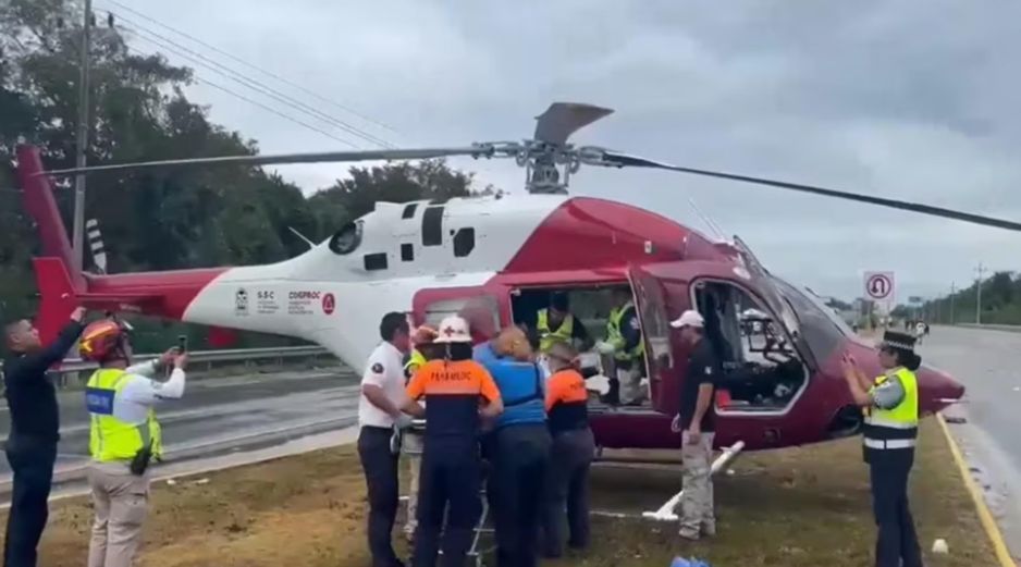 Un helicóptero aterrizó en el sitio, en donde se encontraban patrullas de tránsito, seguridad y del Cuerpo de Bomberos del municipio de Solidaridad, para llevarse a las y los heridos. 