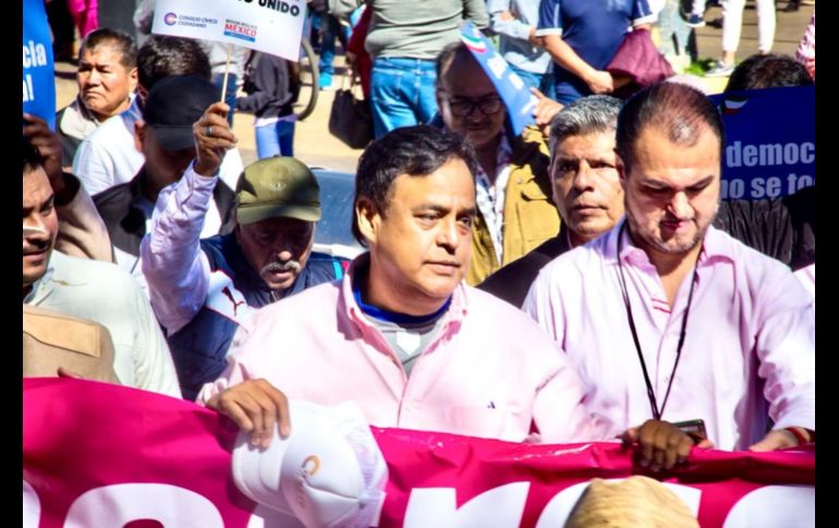 Salvador Cosío también estuvo presente durante la Marcha por la Democracia, que reunió a más de 40 mil personas con pancartas y lonas con mensajes en contra el gobierno encabezado por Andrés Manuel López Obrador. CORTESÍA