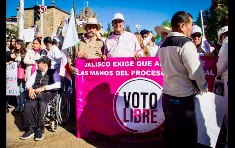 Salvador Cosío también estuvo presente durante la Marcha por la Democracia, que reunió a más de 40 mil personas con pancartas y lonas con mensajes en contra el gobierno encabezado por Andrés Manuel López Obrador. CORTESÍA