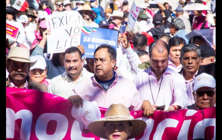 Salvador Cosío también estuvo presente durante la Marcha por la Democracia, que reunió a más de 40 mil personas con pancartas y lonas con mensajes en contra el gobierno encabezado por Andrés Manuel López Obrador. CORTESÍA