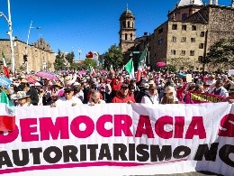 Marea Rosa 'inunda' Plaza Juárez; salen 40 mil tapatíos a marchar por la democracia