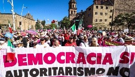 Marea Rosa 'inunda' Plaza Juárez; salen 40 mil tapatíos a marchar por la democracia