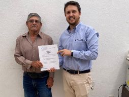 Carlos Calderón (derecha) trabaja en la atención integral a personas que requieren una prótesis. ESPECIAL