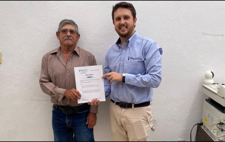 Carlos Calderón (derecha) trabaja en la atención integral a personas que requieren una prótesis. ESPECIAL