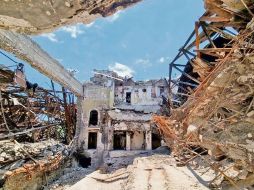 Teatro de Mariúpol, el cual fue atacado por misiles el 16 de marzo de 2022 con cientos de civiles refugiados dentro. AP