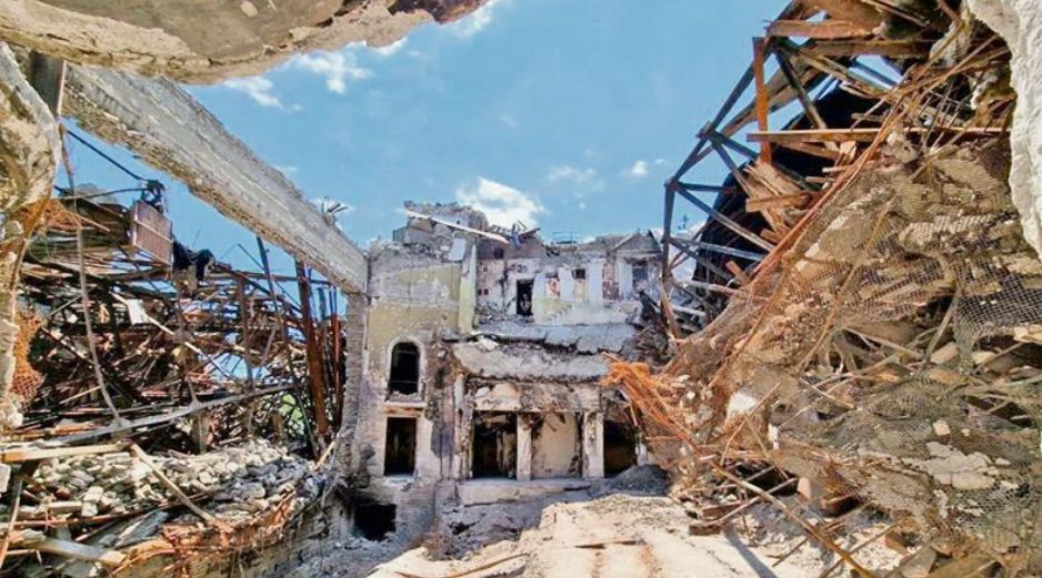 Teatro de Mariúpol, el cual fue atacado por misiles el 16 de marzo de 2022 con cientos de civiles refugiados dentro. AP