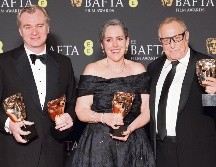 Christopher Nolan, Emma Thomas y Charles Roven después de ganar los premios al mejor director y a la mejor película por “Oppenheimer”. EFE
