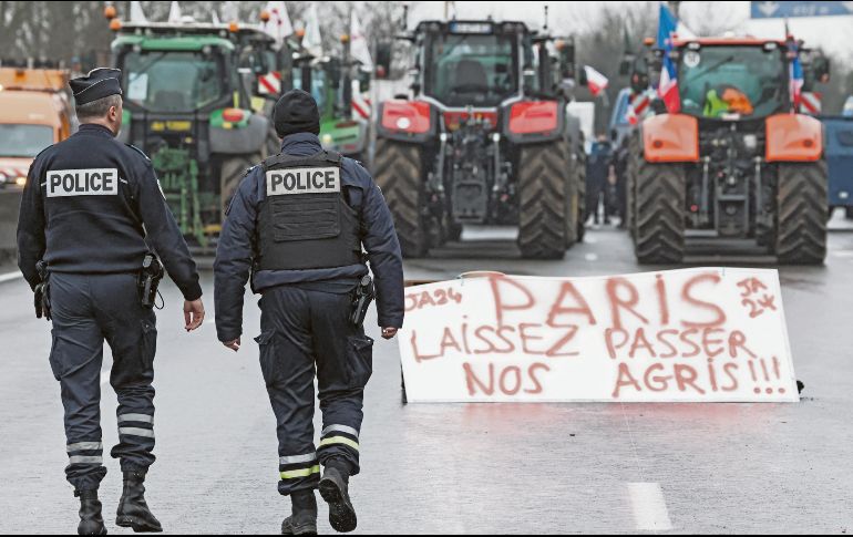 Agricultores franceses mantienen barricadas como parte de protestas a nivel nacional convocadas por varios sindicatos sobre salarios, impuestos y regulaciones del sector. AFP